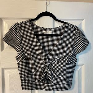 Gingham print Hollister crop top. Women’s size Medium